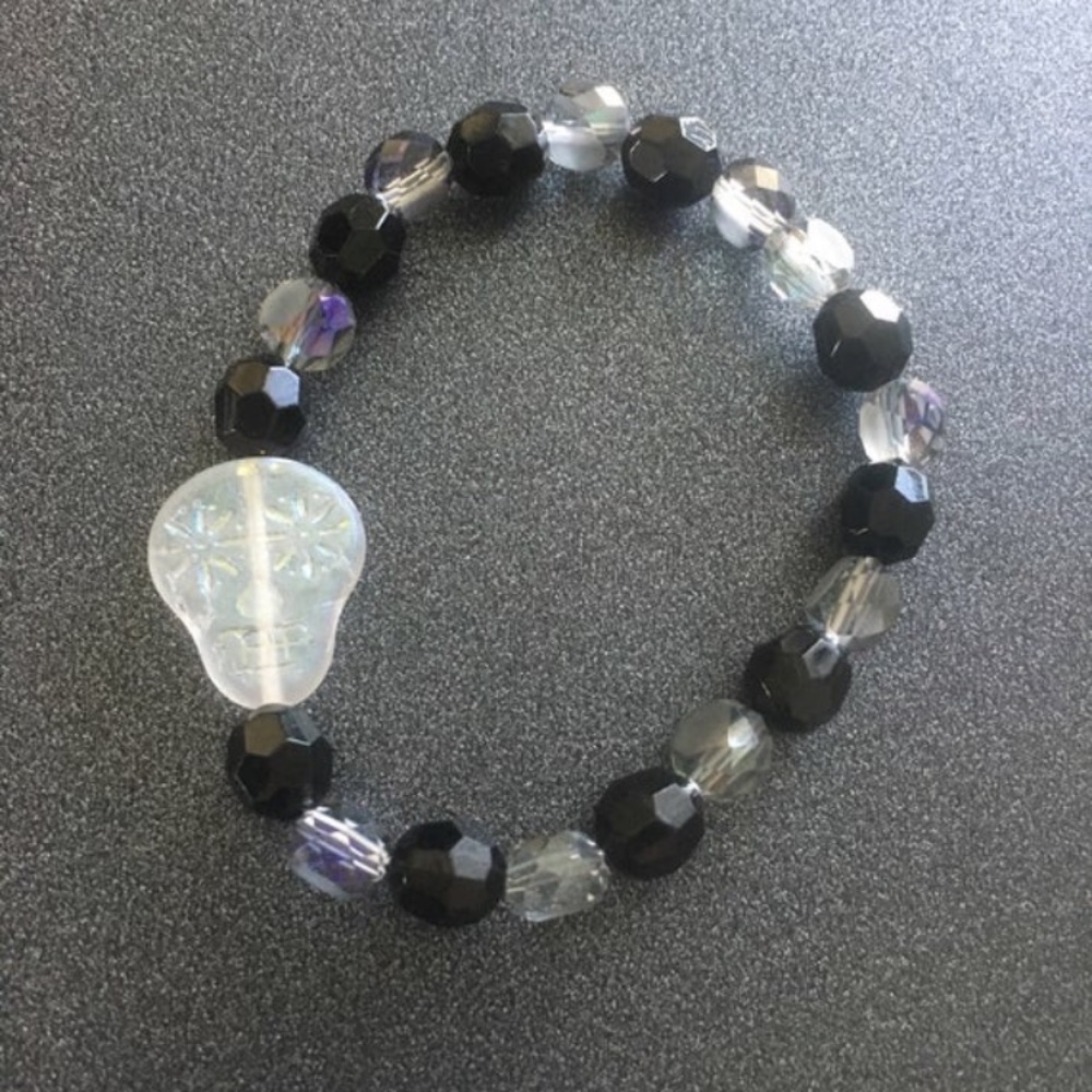 NWT Black & clear sugar skull bead bracelet